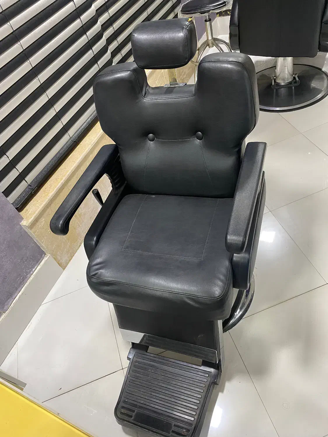 صندلیهای سالنی در حد نو|آرایشگاه و سالن‌های زیبایی|آستانه اشرفیه, |دیوار