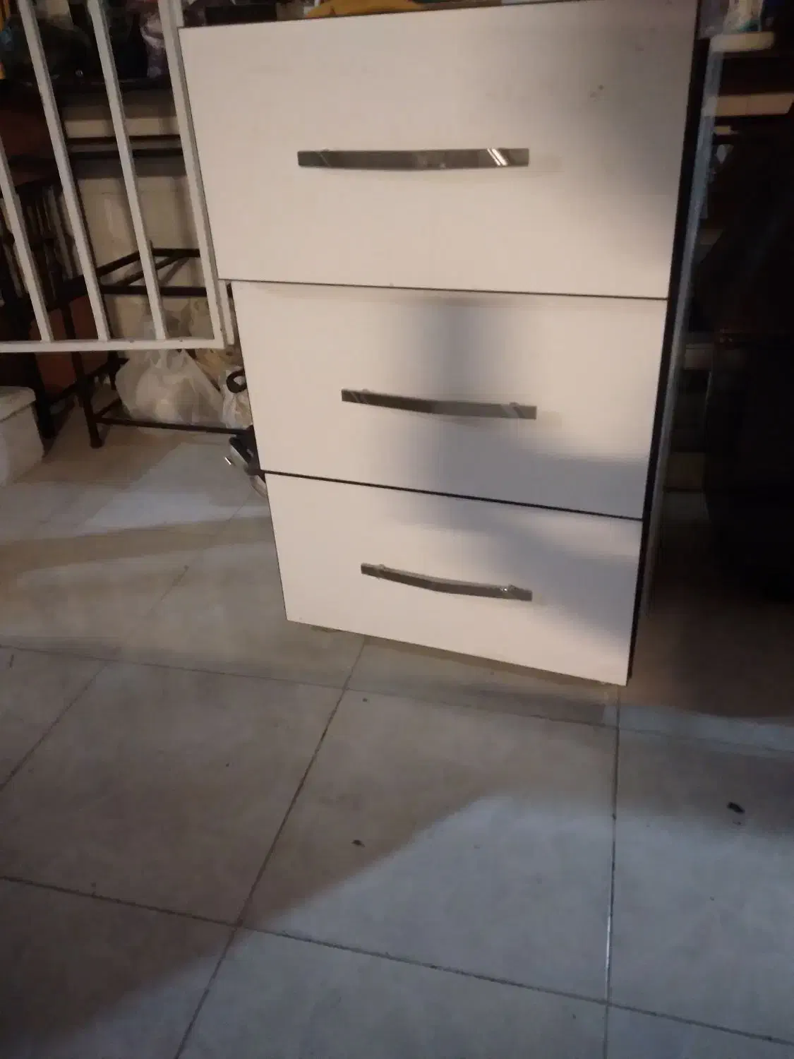 آینه، کمد دراور سه کشو کابینتی و صندلی آرایشگاه|حراج|آستانه اشرفیه, |دیوار