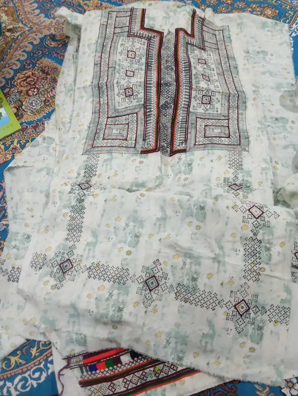 لباس فروشیه نیمه کاره پشتش درحال|لباس|ایرانشهر, |دیوار