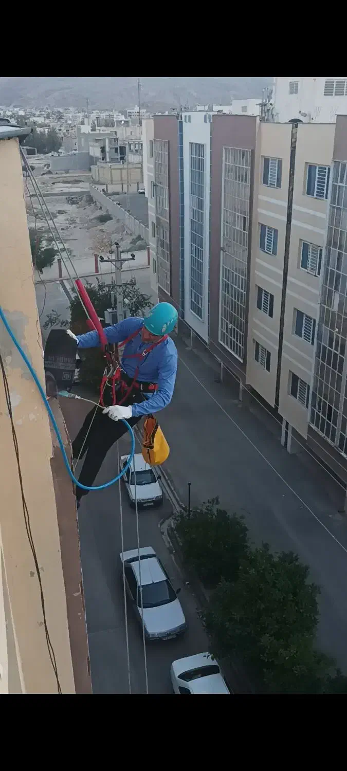 کار در ارتفاع با طناب عایق بندی آب بندی نما در لار|خدمات پیشه و مهارت|لار, |دیوار