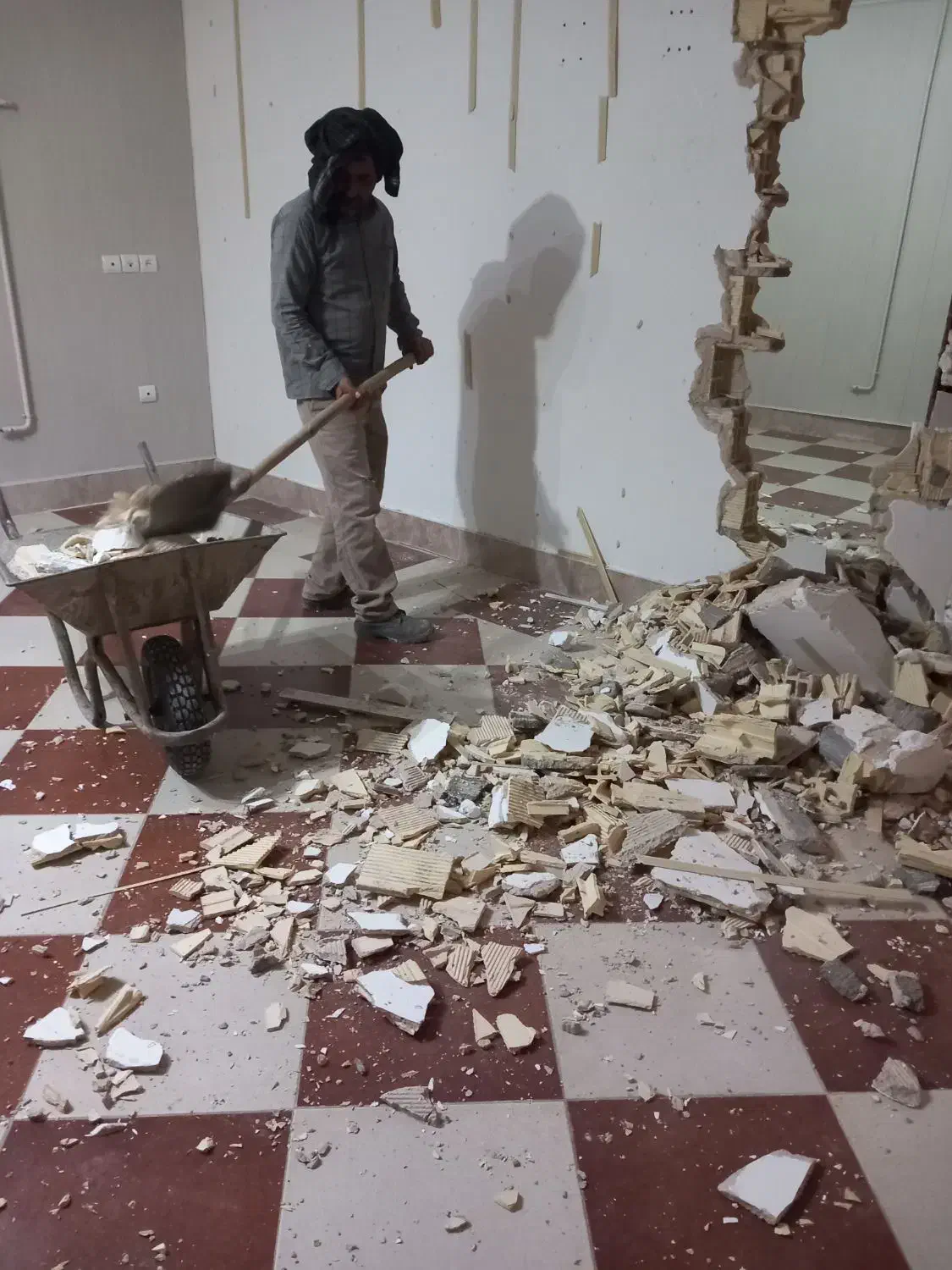 تخریب ساختمان قدیمی ونوساز|خدمات پیشه و مهارت|بروجرد, |دیوار