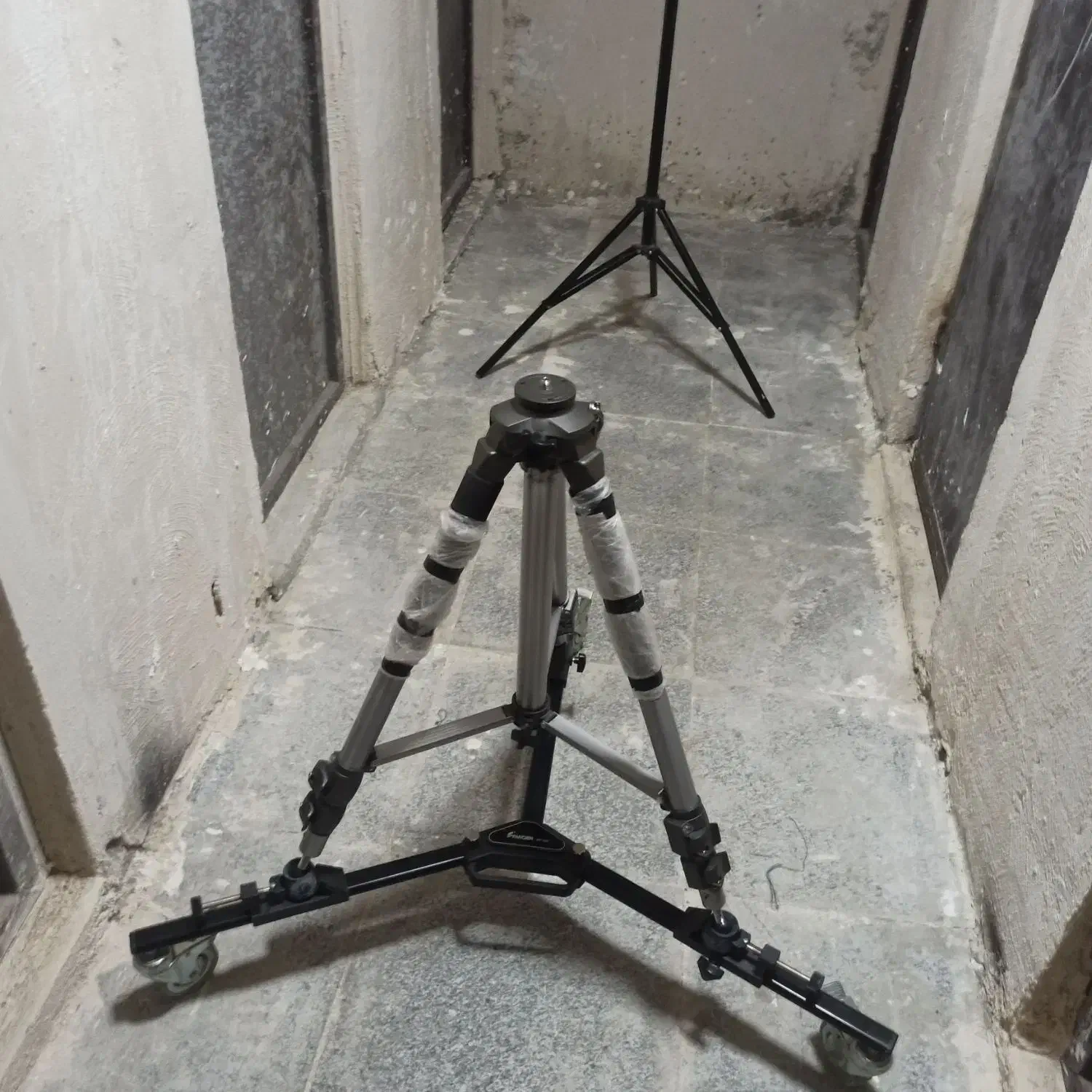 سه‌پایه دوربین فیلمبرداری چرخدار نو یکی معمولی|دوربین عکاسی و فیلم‌برداری|ساوه, |دیوار