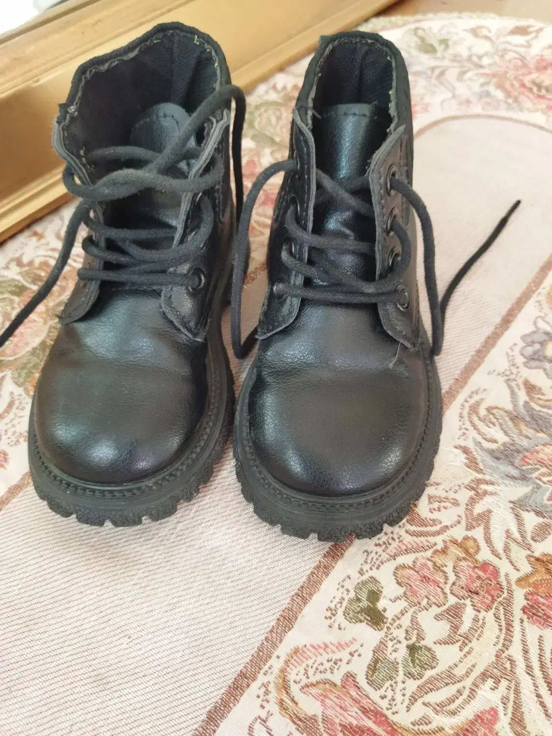 کتونی و بوت خارجی|کیف، کفش، کمربند|اندیشه, اندیشه فاز ۱|دیوار