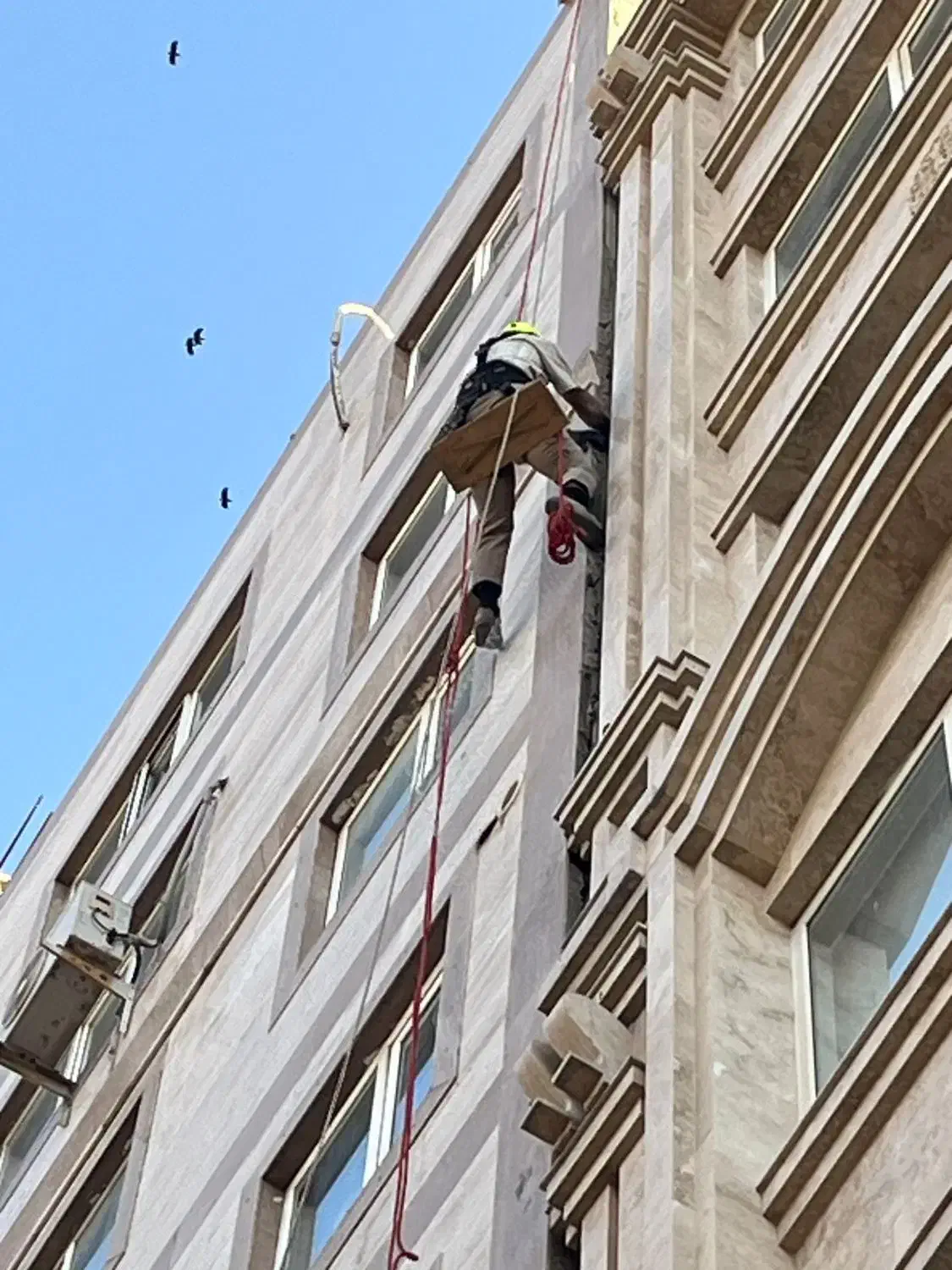 کار در ارتفاع(راپل) پیچ و رولپلاک عایق کاری نما|خدمات پیشه و مهارت|کرمانشاه, |دیوار