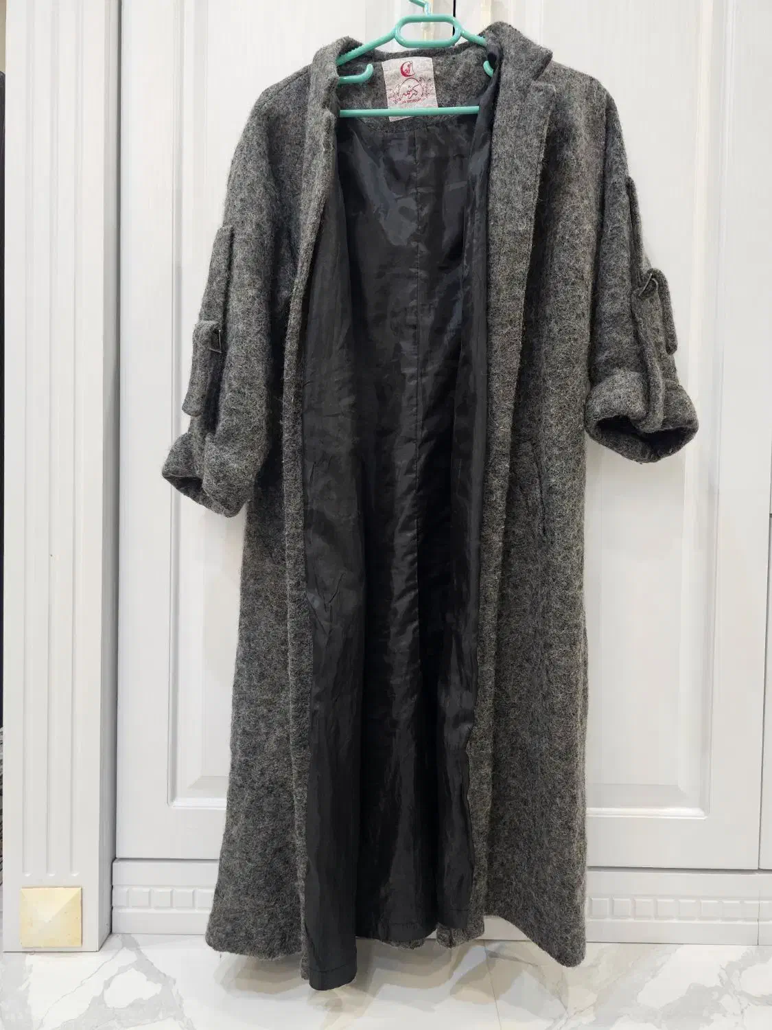 پالتو پشمی|لباس|رشت, معلم|دیوار