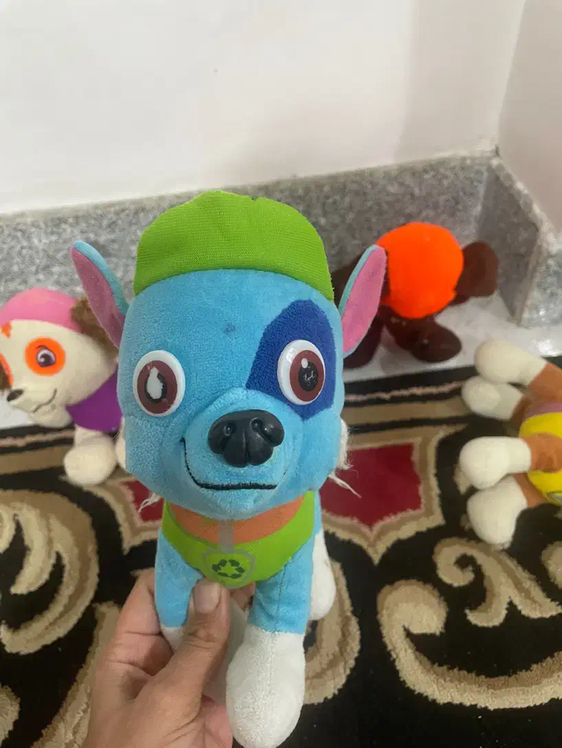 تعدادی عروسک|اسباب‌بازی بچه|رشت, آب آسیاب|دیوار