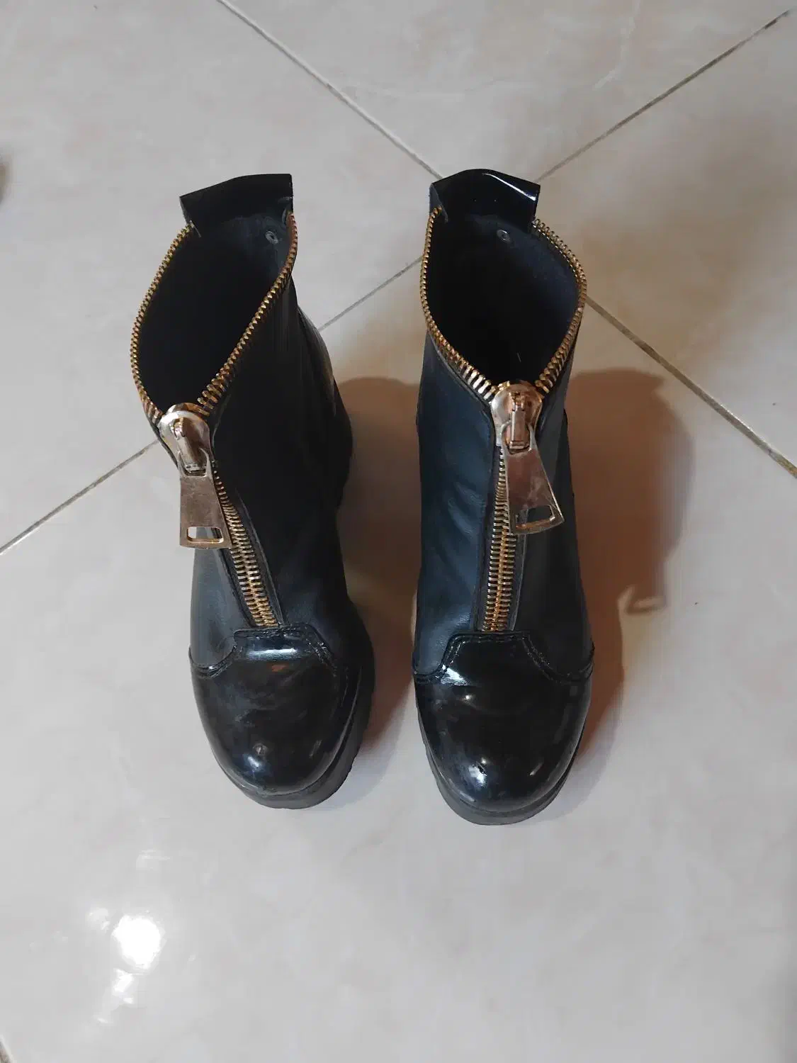 بوت کوتاه|کیف، کفش، کمربند|رویان, |دیوار