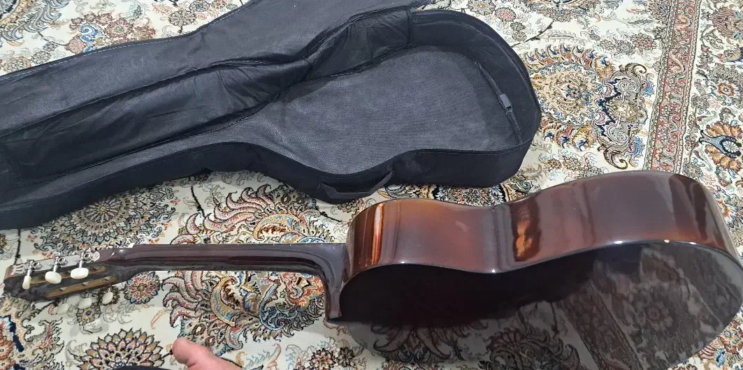 گیتار کلاسیک نو بدون کارکرد|گیتار، بیس، امپلیفایر|صحنه, |دیوار