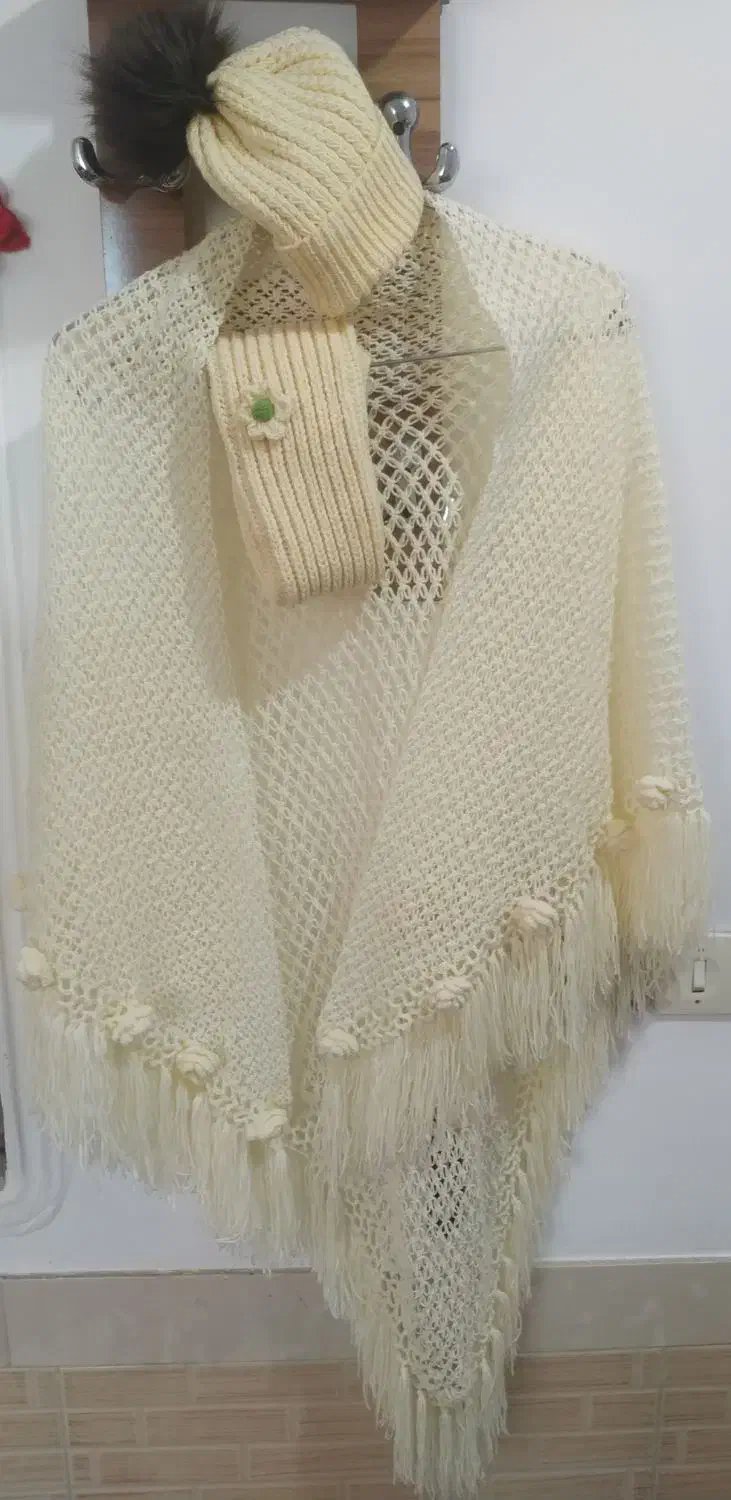 ست شنل و شال و کلاه دست بافت|لباس|خرم بید, |دیوار