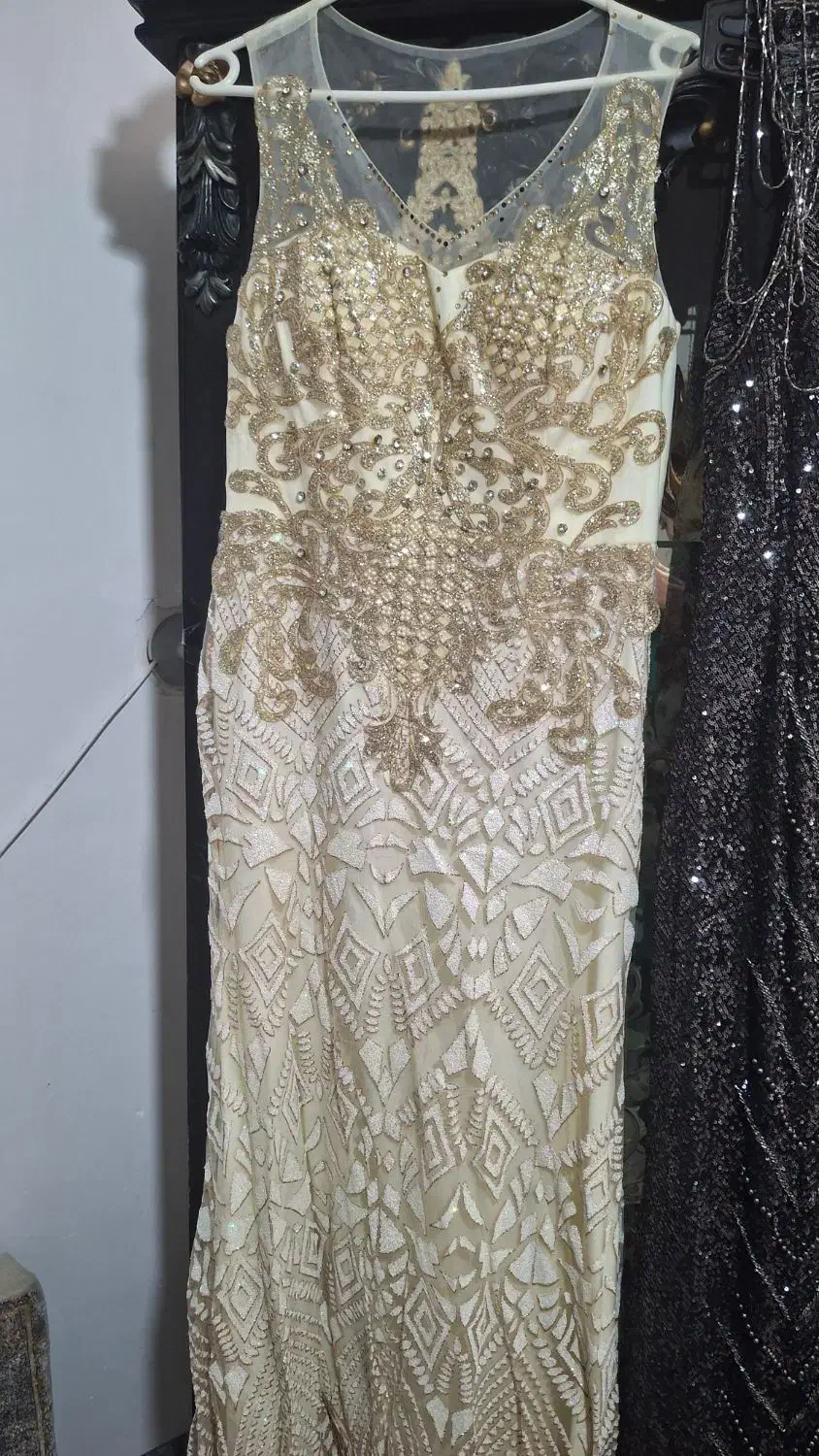 لباس مجلسی|لباس|اقبالیه, |دیوار