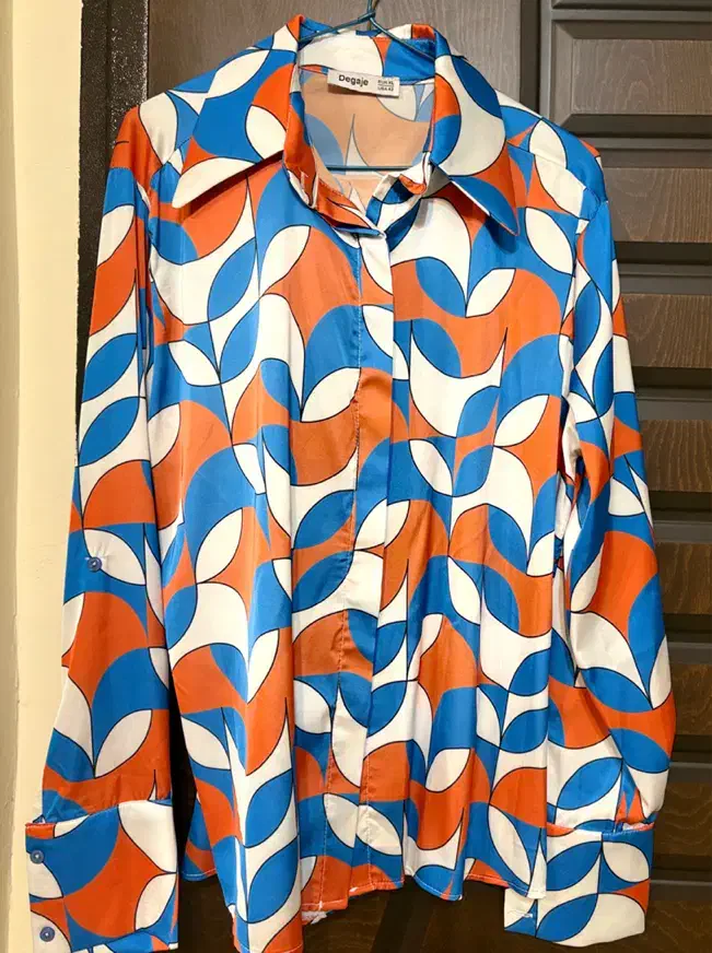 اباس زنانه/ شومیز|لباس|ساری, |دیوار