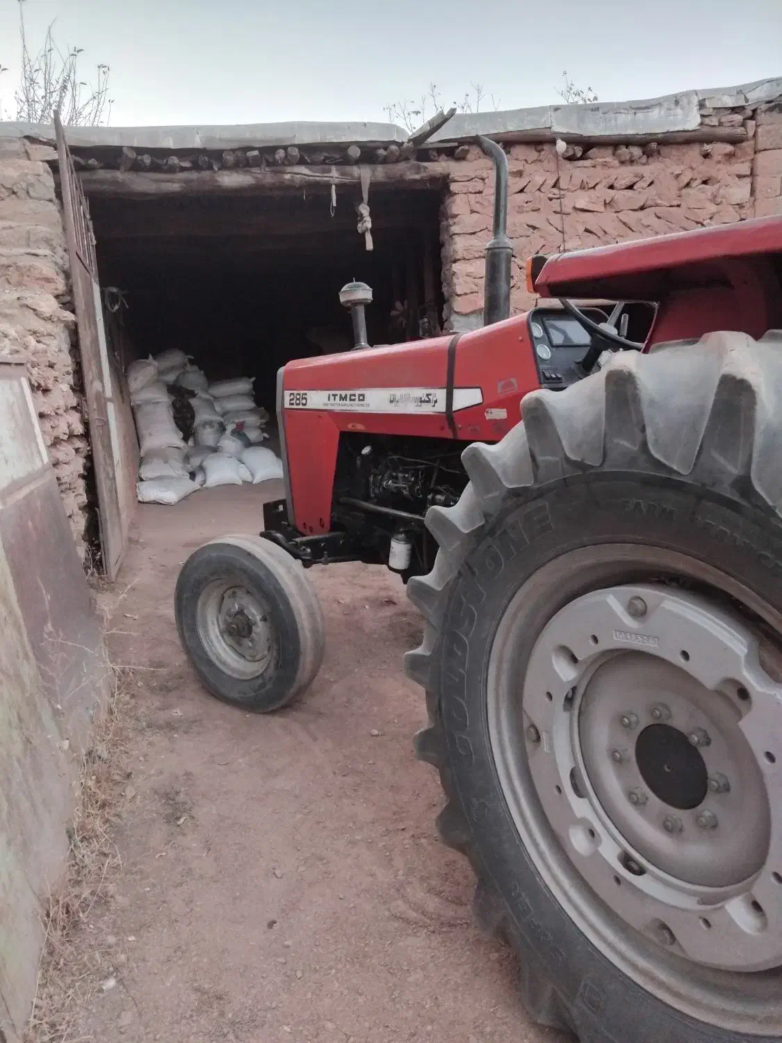 فروش تراکتور ۲۸۵ مدل ۸۴|خودرو سنگین|تخت سلیمان, |دیوار