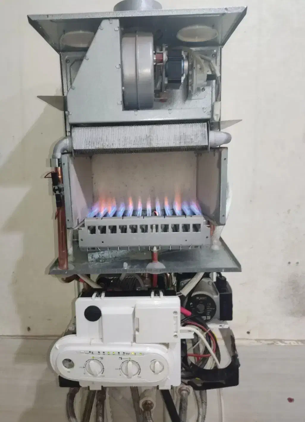 تعمیرات پکیج  و  آبگرمکن در محل|خدمات پیشه و مهارت|اسلامآباد غرب, |دیوار