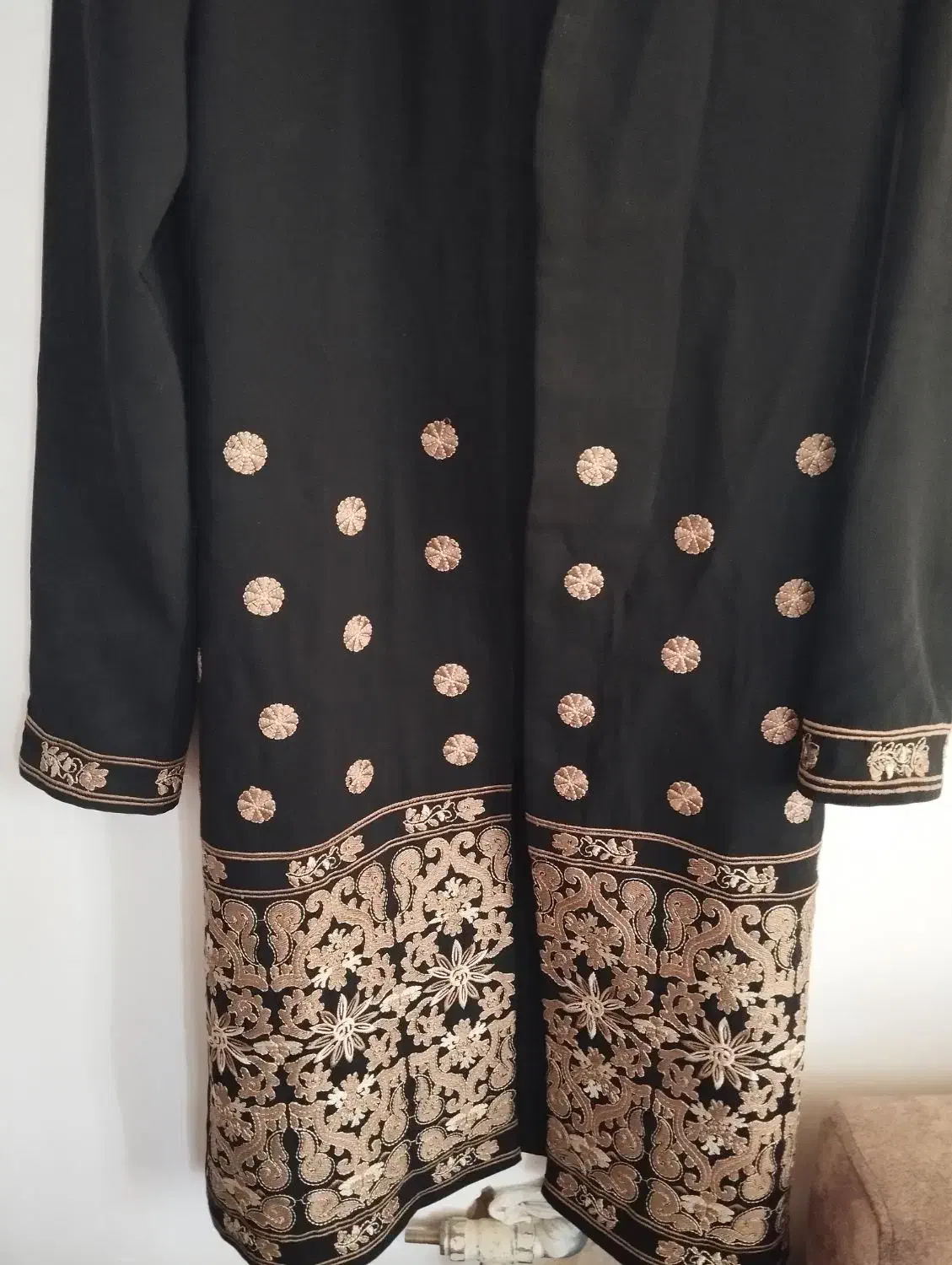 مانتو مشکی طرح طلایی|لباس|صدرا-فارس, فاز ۲|دیوار