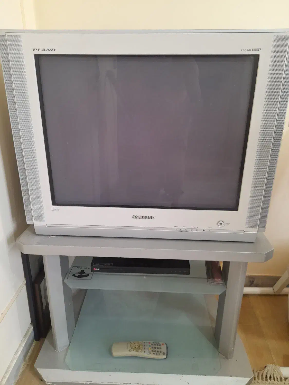 تلویزیون سامسونگ ۲۹ اینچ کره ای با میز تلویزیون|تلویزیون و پروژکتور|کرج, گلشهر|دیوار