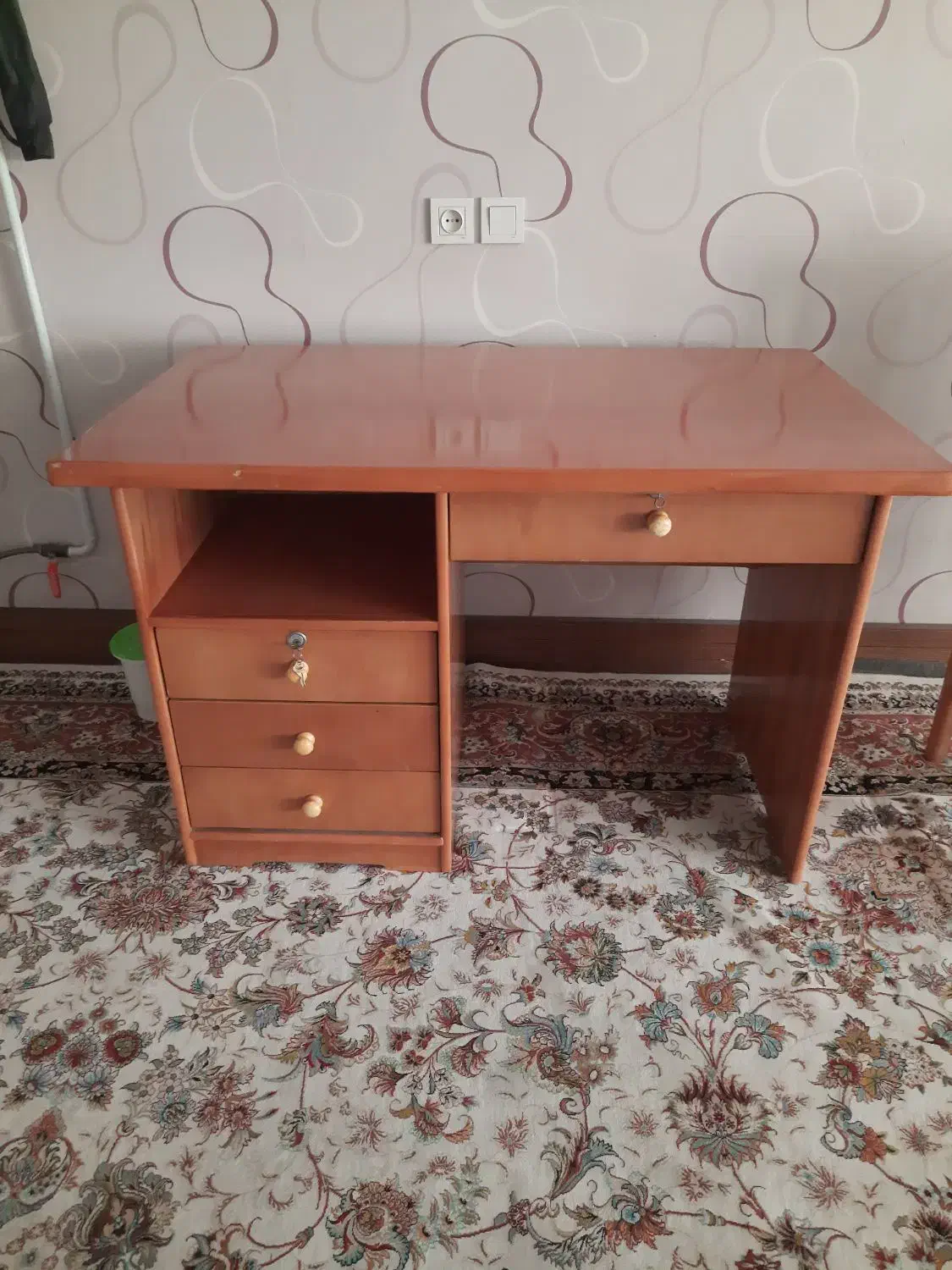 میز تحریر و کامپیوتر|میز تحریر و کامپیوتر|بروجرد, |دیوار