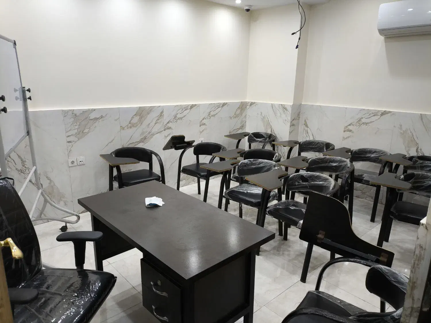 کلاس آموزش درسی|اجارهٔ کوتاه‌مدت دفتر کار و فضای آموزشی|اهواز, فرهنگ شهر|دیوار