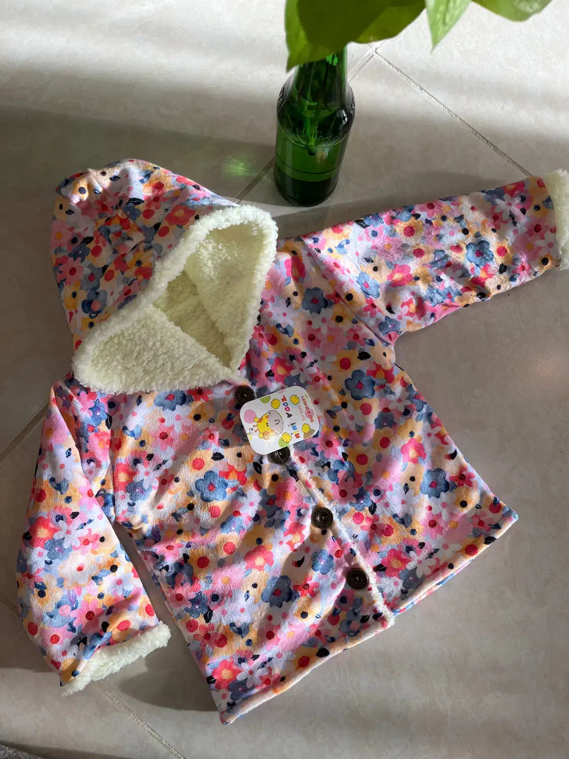 کاپشن|کفش و لباس بچه|صومعه‌سرا, |دیوار