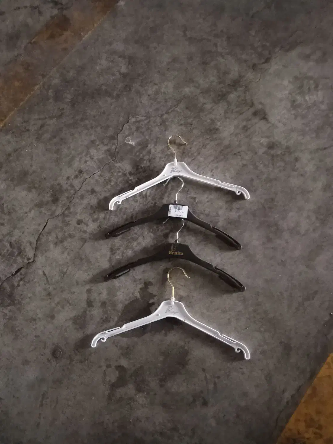 چوبلباسی|بندرخت و رختآویز|رشت, سعدی (تختی)|دیوار