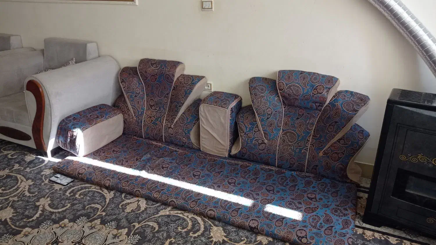 شاه نشین|پشتی|خرمآباد, |دیوار