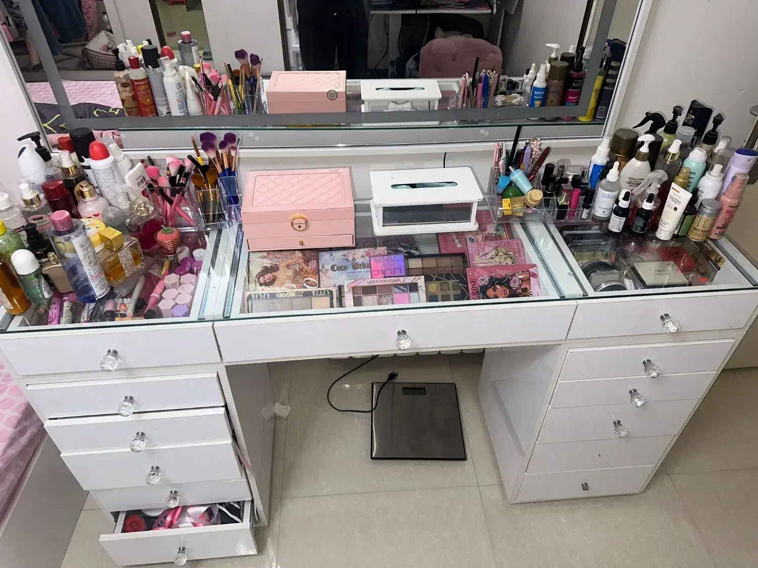 میز آرایش همراه با آینه و پاف|تخت و سرویس خواب|تهران, ولنجک|دیوار