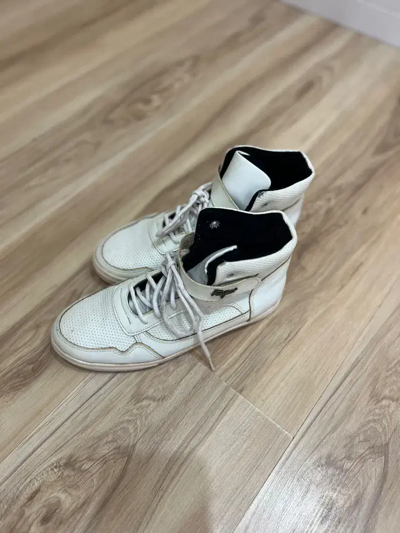 کفش کتونی چرمی سایز ۳۸|کیف، کفش، کمربند|تهران, سازمان آب|دیوار