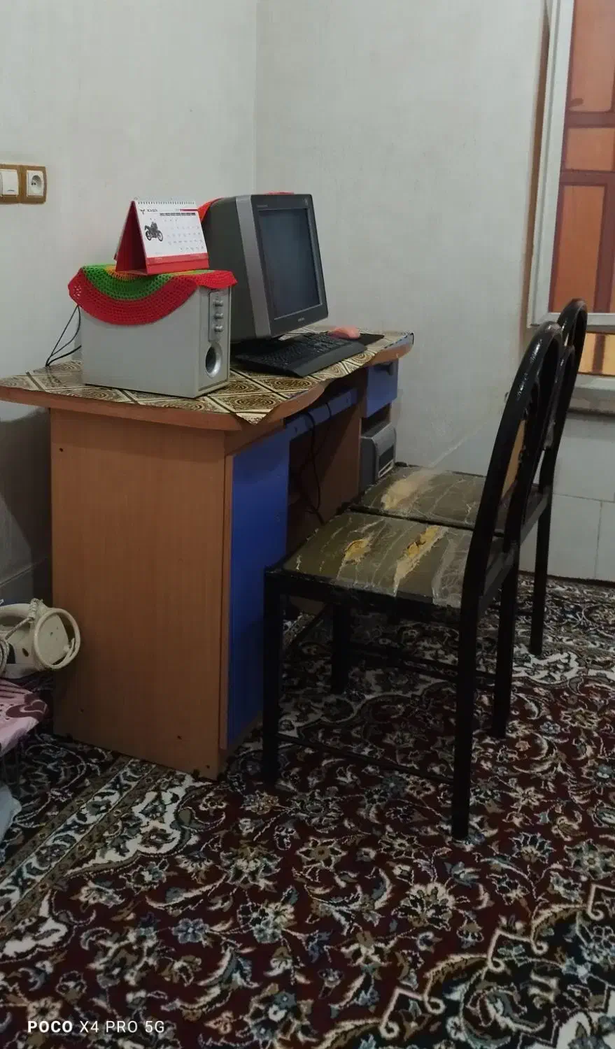 یک دستگاه کامپیوتر قدیمی همراه با میز و صندلی|رایانه رومیزی|کوه چنار, |دیوار