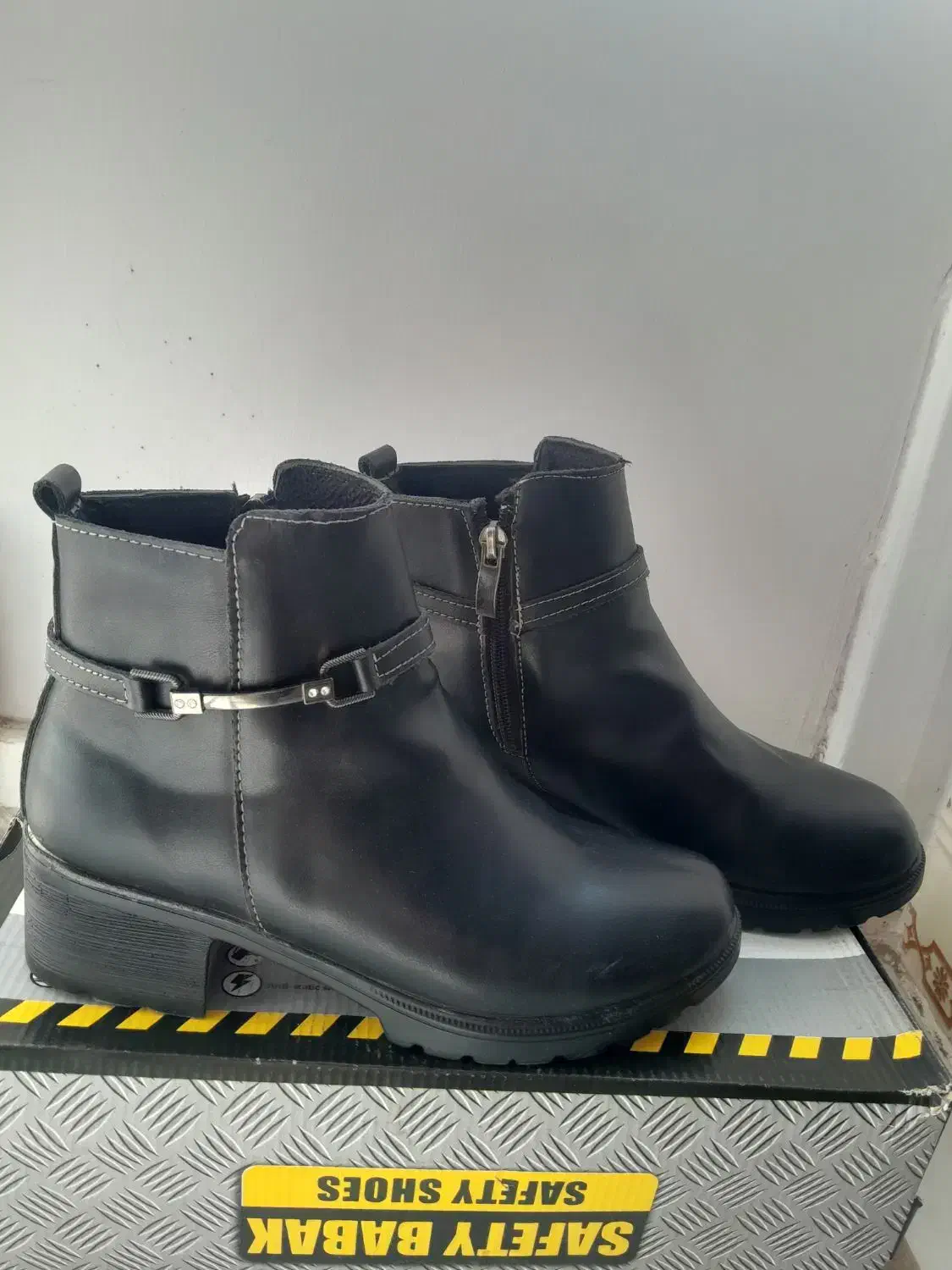 کفش|کیف، کفش، کمربند|بردسیر, |دیوار