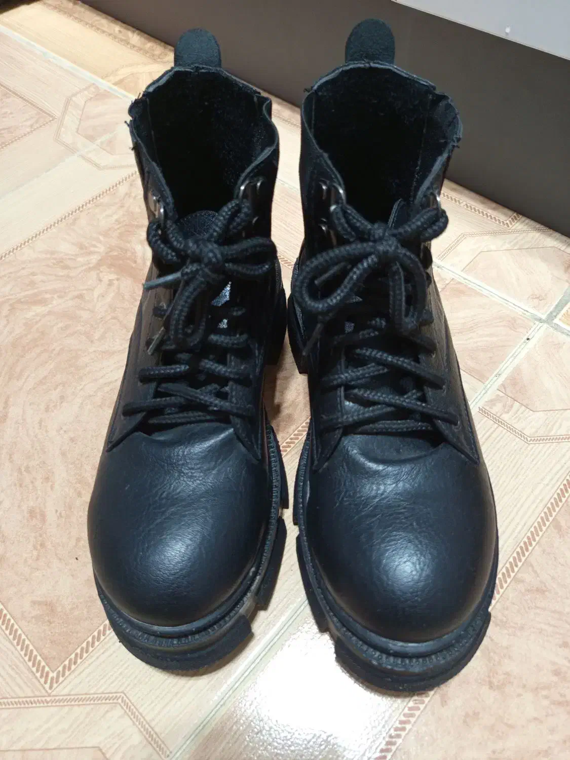 پوتین|کیف، کفش، کمربند|صومعه‌سرا, |دیوار