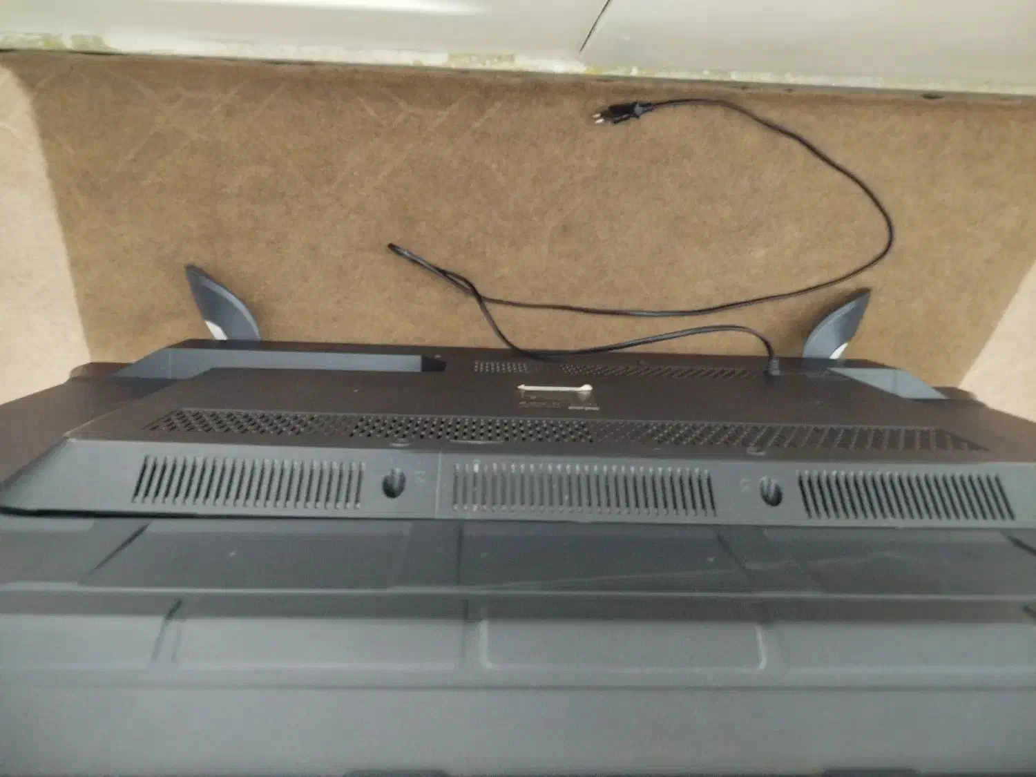 تلویزیون شکسته|تلویزیون و پروژکتور|فردیس, فردیس|دیوار