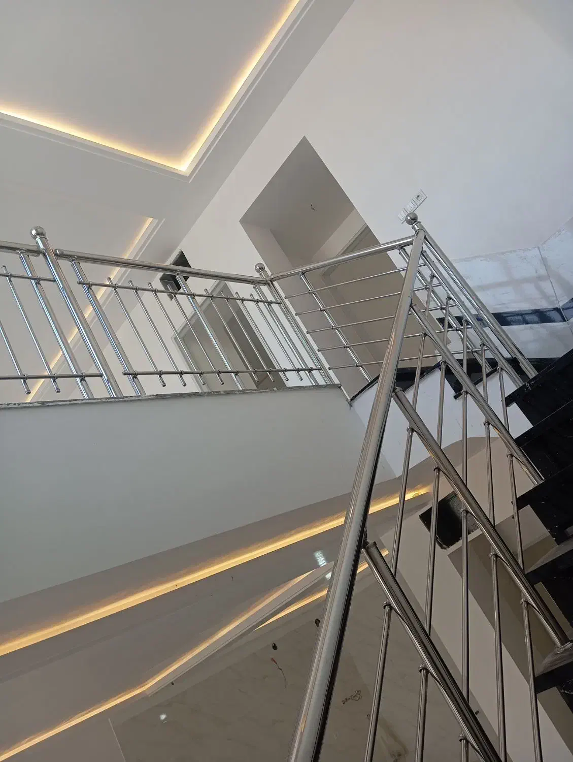 طراحی و نصب نرده حفاظ ودستگیره سالمند استیل موسوی|خدمات پیشه و مهارت|شاهرود, |دیوار