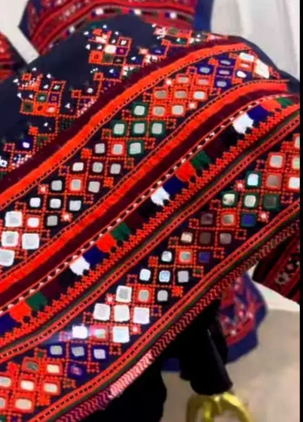 آینه دوچ لوتین|لباس|ایرندگان, |دیوار