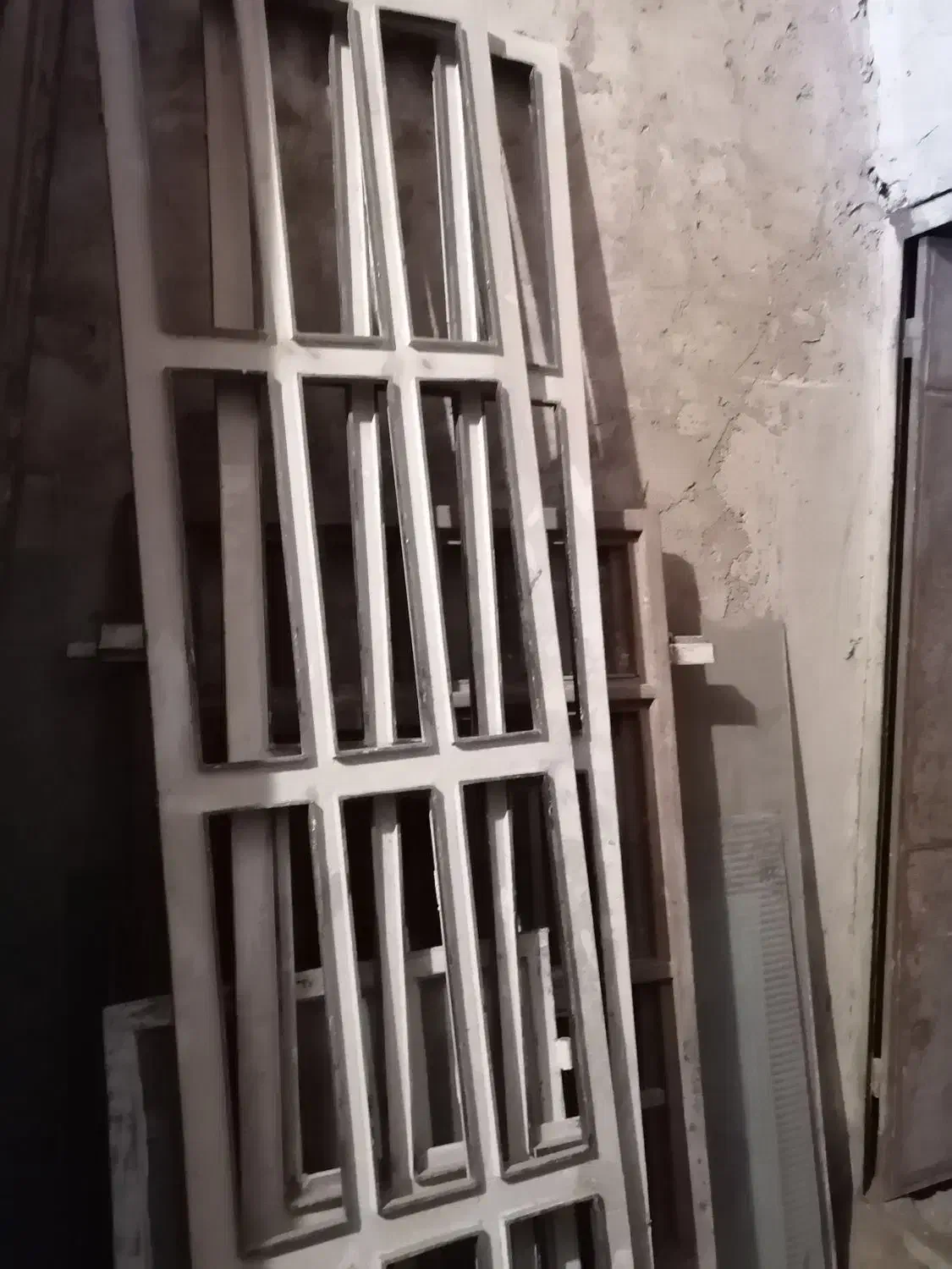 تعدادی درب و پنجره|مصالح و تجهیزات ساختمان|یزد, |دیوار