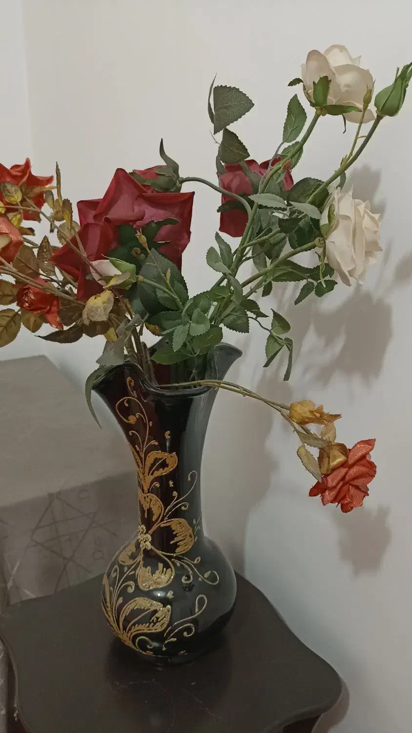 چند شاخه گل وگلدان شیشه ای|گل مصنوعی|قم, امامزاده ابراهیم|دیوار