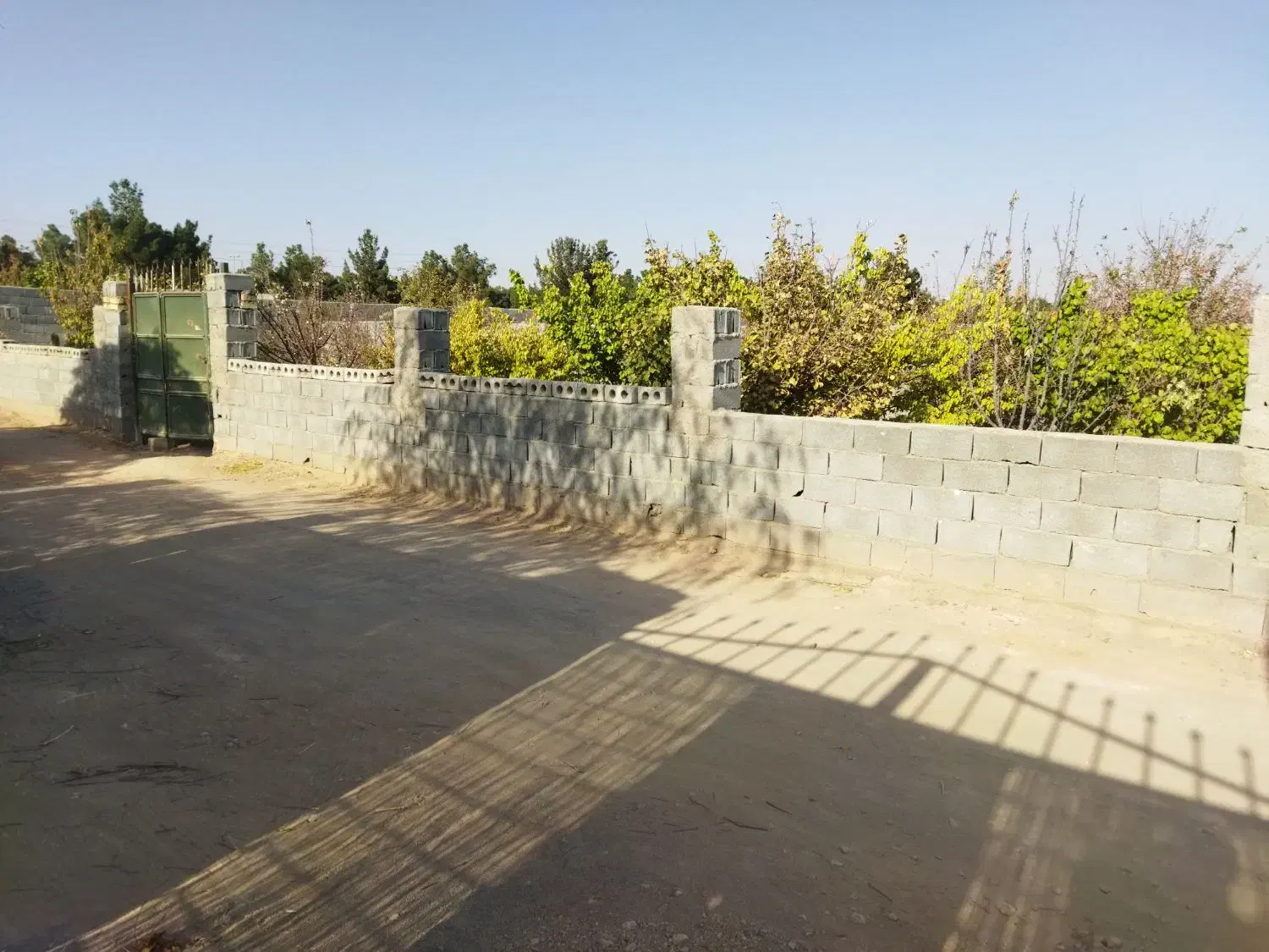 صحرا سفید آب زمین چهار دیواری بر جاده اصلی|فروش زمین و ملک کلنگی|برخوار, |دیوار