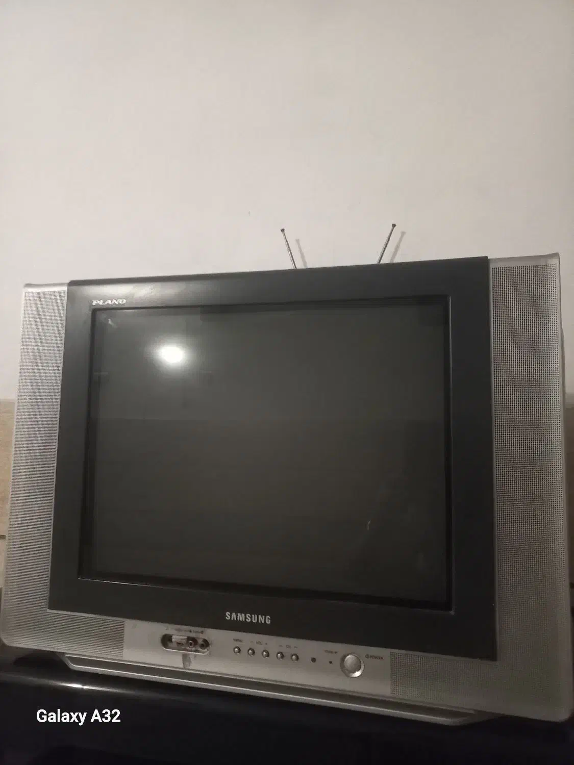 تلویزیون ۲۱ اینچ ومیز تلویزبون|تلویزیون و پروژکتور|شیراز, شهرک ترکان|دیوار