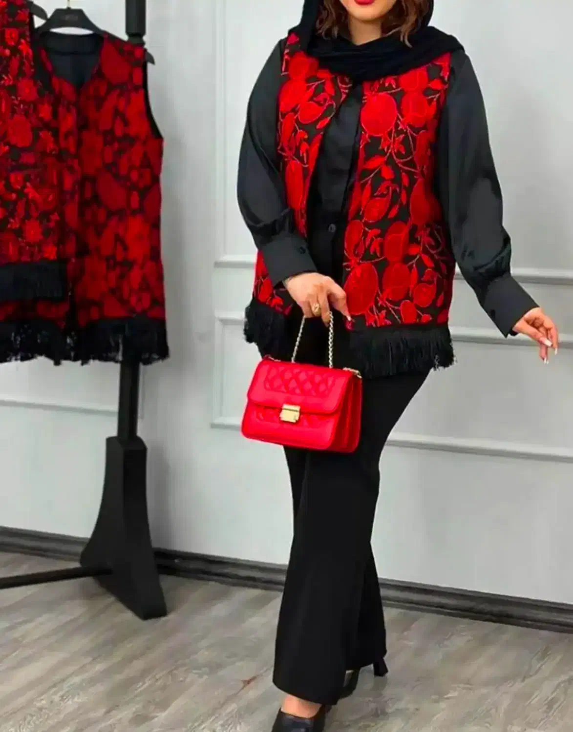 تعدادی لباس یلدایی|لباس|شیراز, بعثت|دیوار