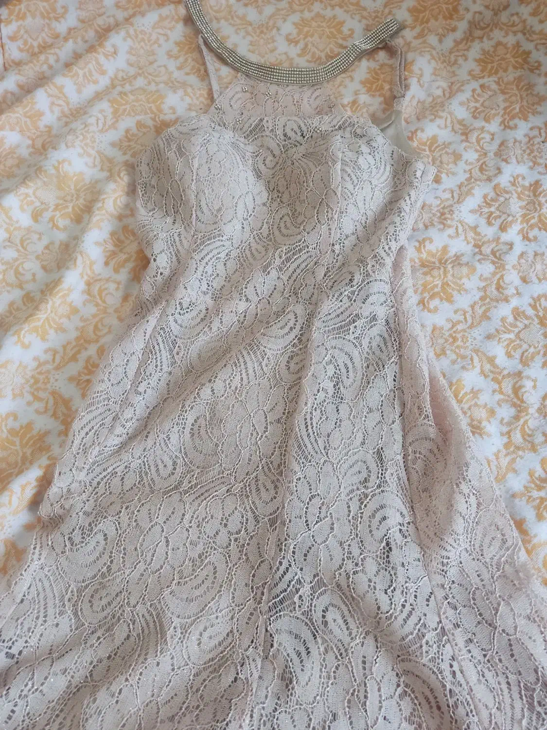 پیراهن مجلسی|لباس|سبزوار, قصبه شرقی|دیوار