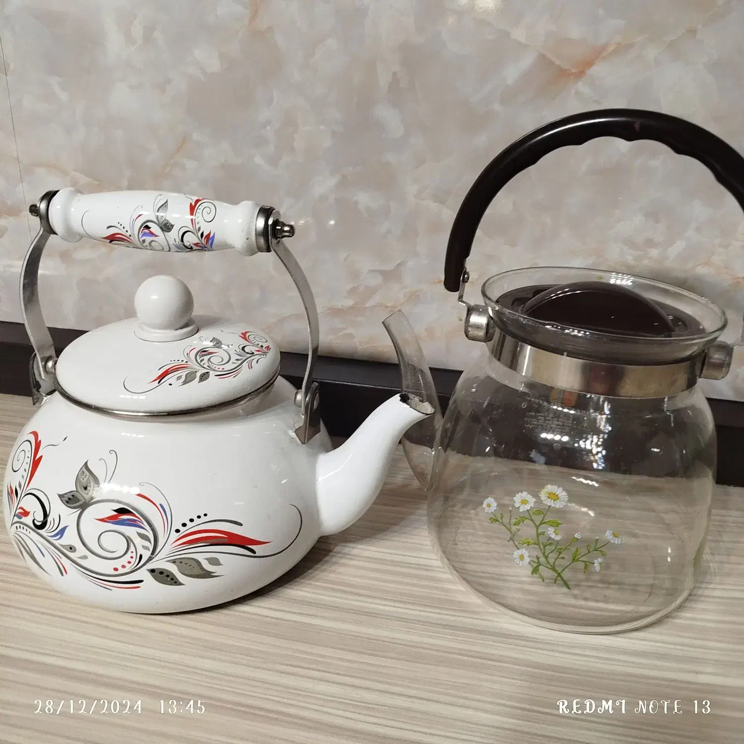 دو عدد کتری|قوری، کتری، قهوه‌ساز دستی|هشتگرد, فاز ۳ مهستان|دیوار