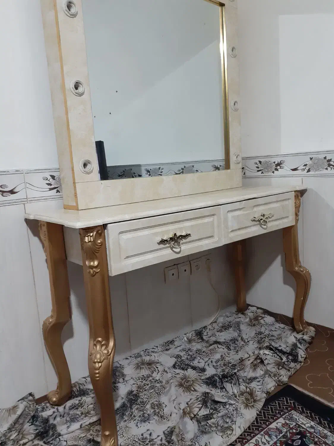 میز آینه آرایشگاه تمیز جنس چوب عالی بفروش میرسد|آرایشگاه و سالن‌های زیبایی|قزوین, |دیوار