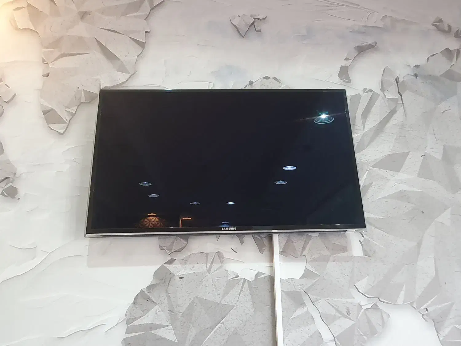 تلویزیون۴۰ اینچ|تلویزیون و پروژکتور|ری, دیلمان|دیوار