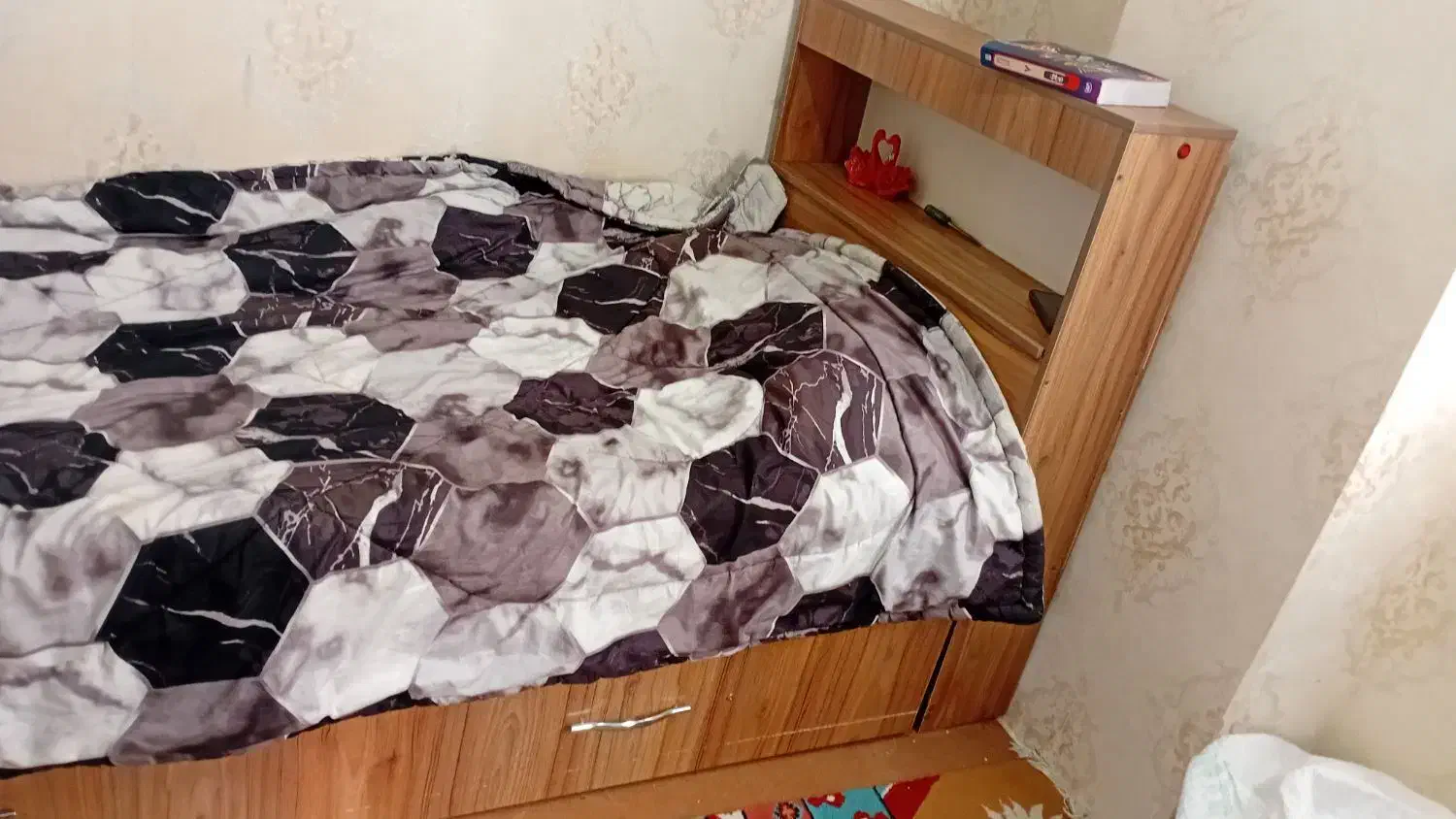 تخت|تخت و سرویس خواب|بومهن, |دیوار