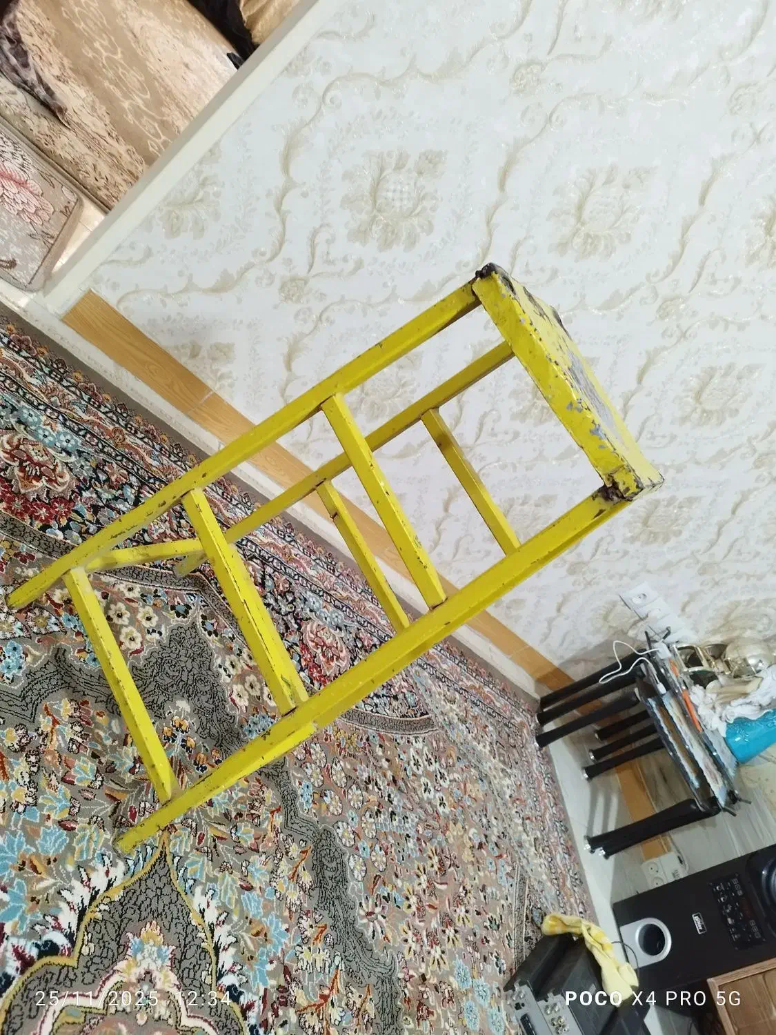 چهار پایه فلزی|صندلی و نیمکت|محمدشهر, کوی بهار|دیوار