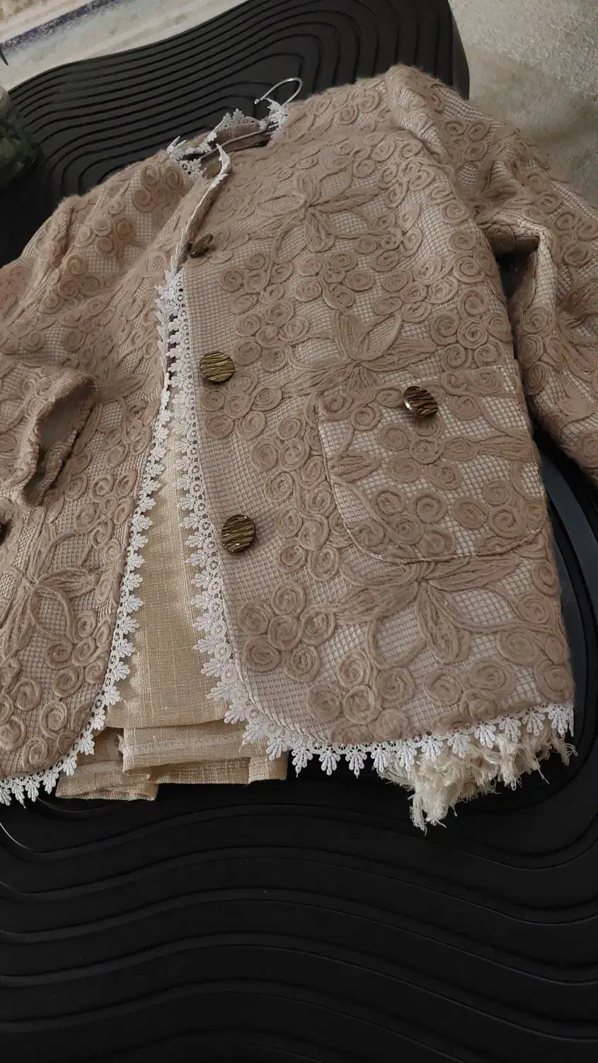 کت دامن|لباس|مشهد, تربیت (صدف)|دیوار