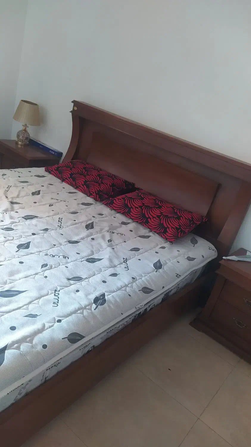 سرویس خواب در حد نو|تخت و سرویس خواب|صدرا-فارس, فاز ۱|دیوار