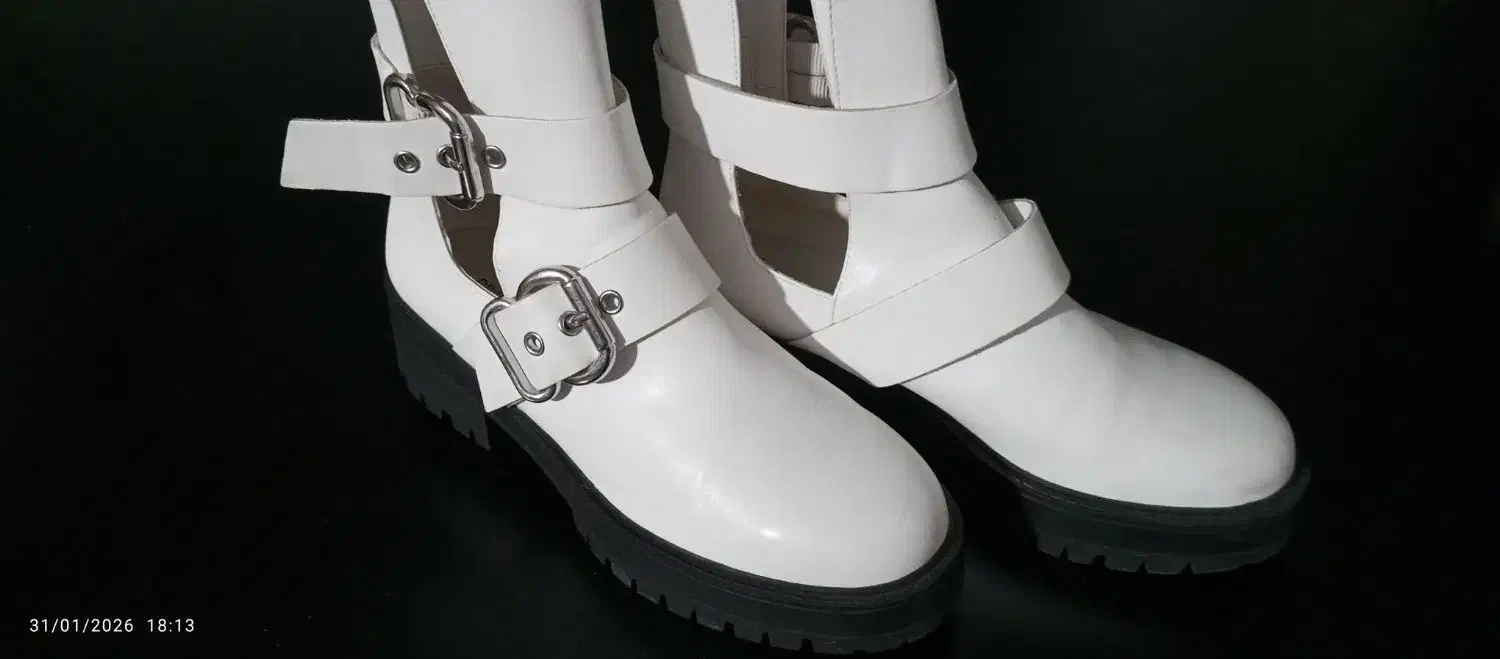 بوت دخترانه سفید|کیف، کفش، کمربند|کلاله, |دیوار