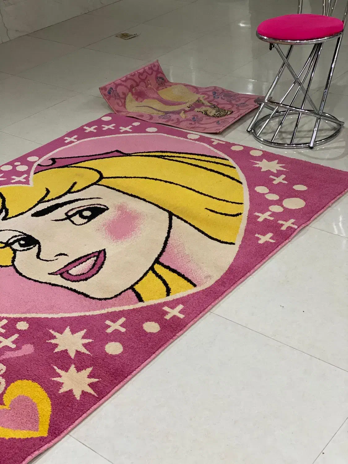 یک عدد فرش و یک پادری و یک صندلی|فرش|گراش, |دیوار