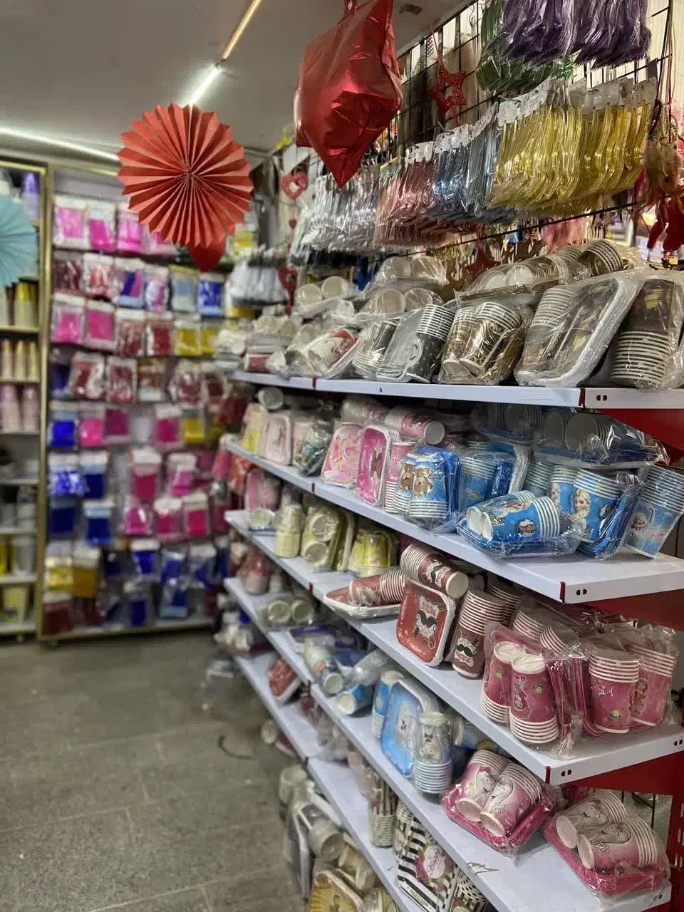 واگذاری مغازه تولدی و گل فروشی|فروش مغازه و غرفه|اردکان, |دیوار