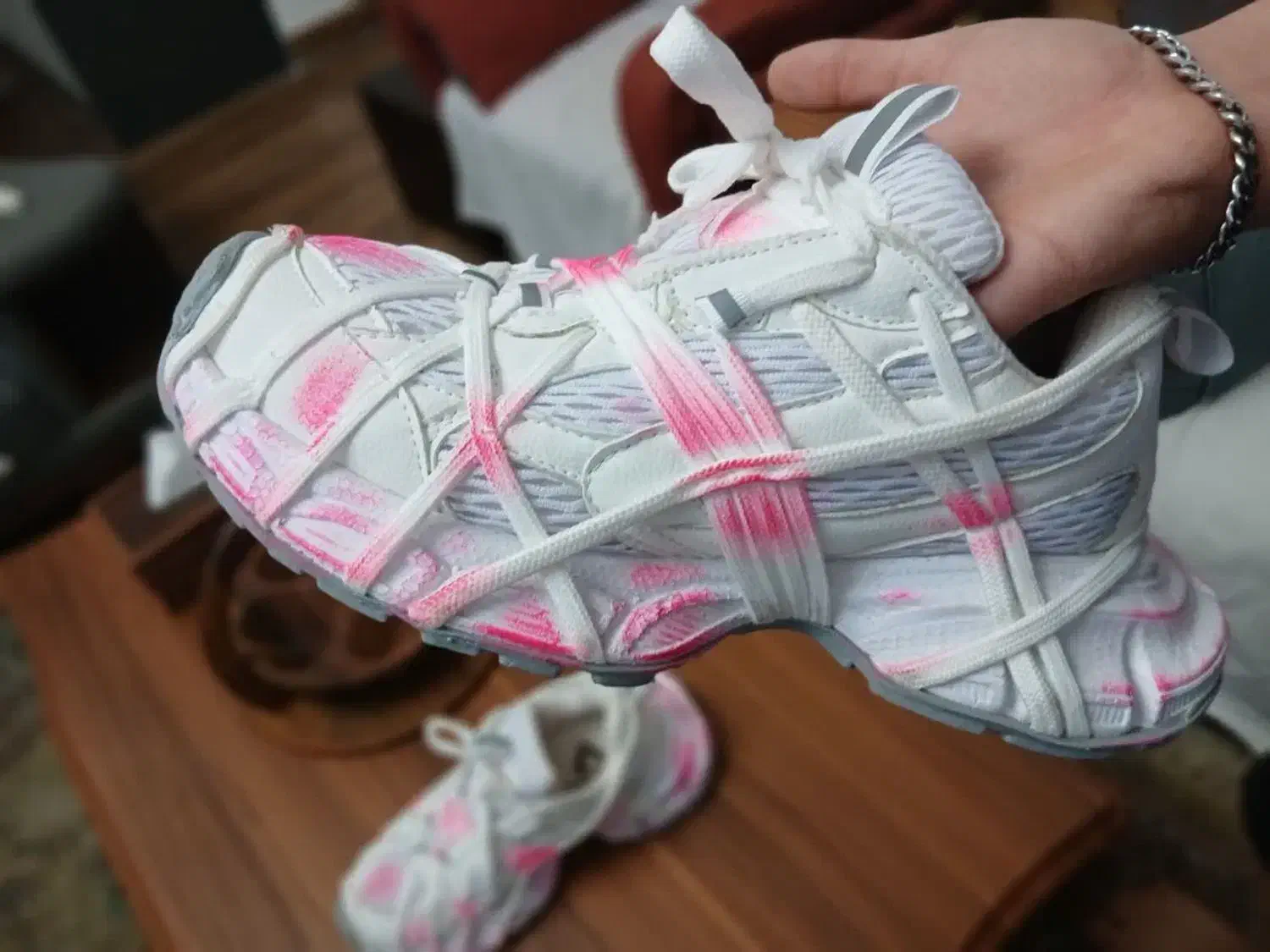 کفش|کیف، کفش، کمربند|بابل, |دیوار