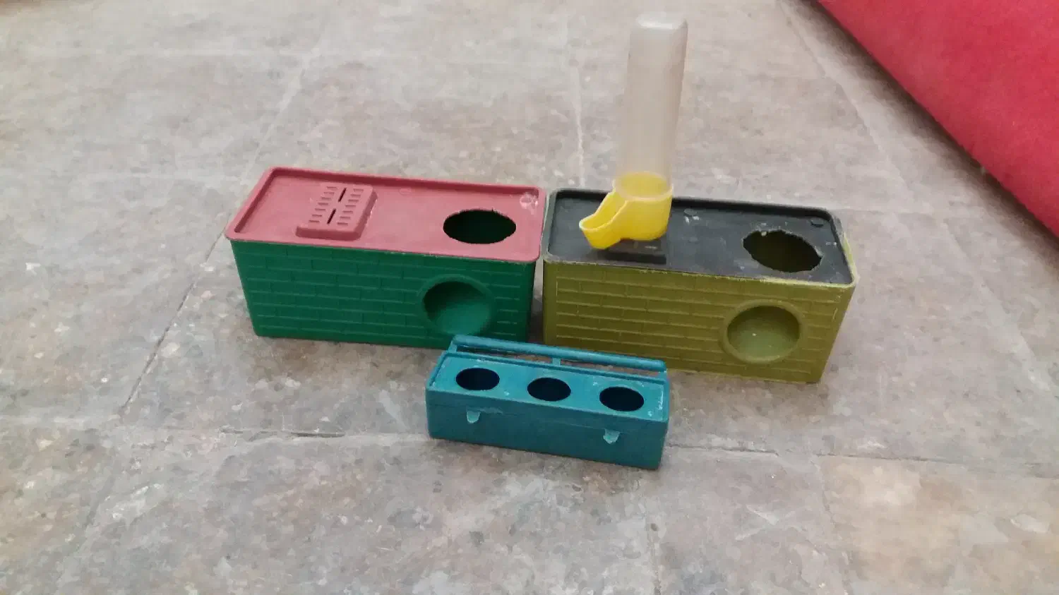 یه تعداد لونه و دونخوری و آبخوری دست دوم|لوازم جانبی حیوانات|میبد, |دیوار